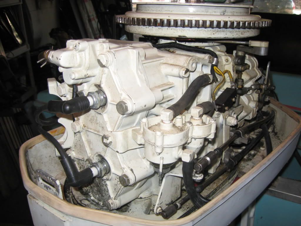 I also see no way to engage the choke.